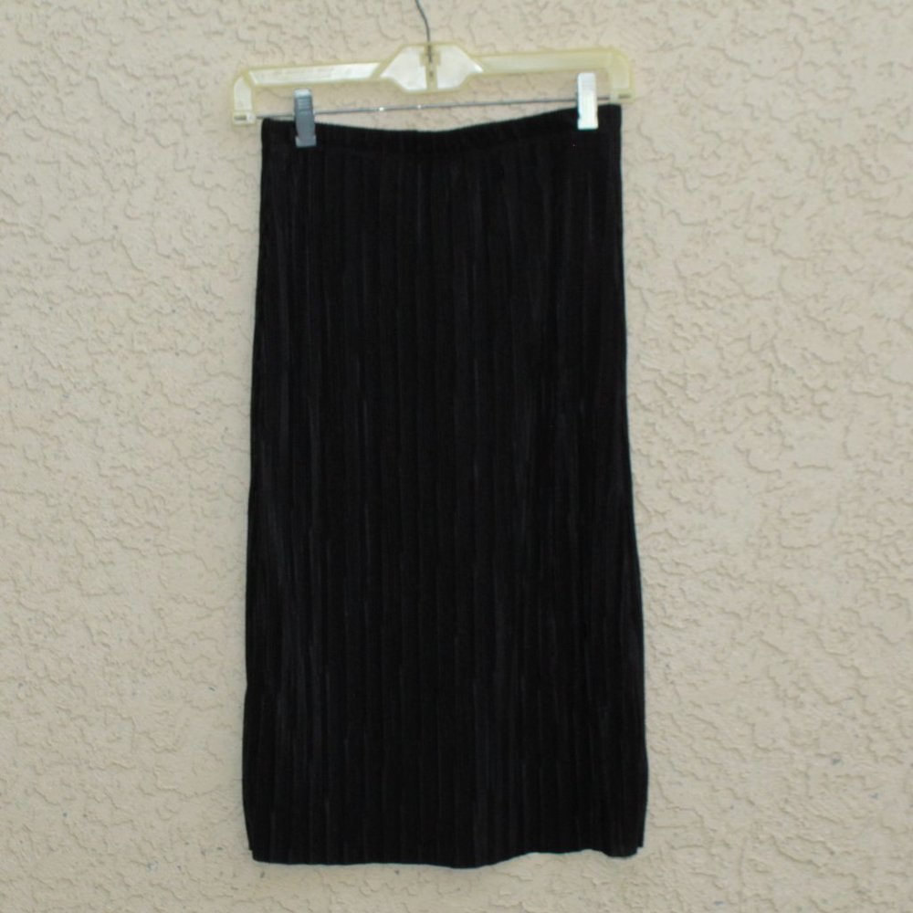 Discreet Black Crinkly Skirt